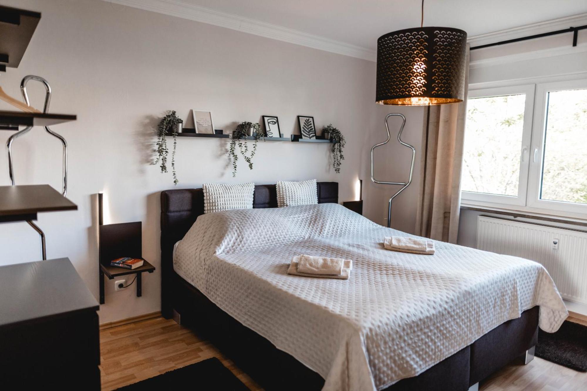 Me Homes - Grosse Moderne Designer-Wohnung Fuer Urlaub Und Business - Mit Kueche, Buero, Balkon Und 2 Parkplaetzen Bayreuth Esterno foto