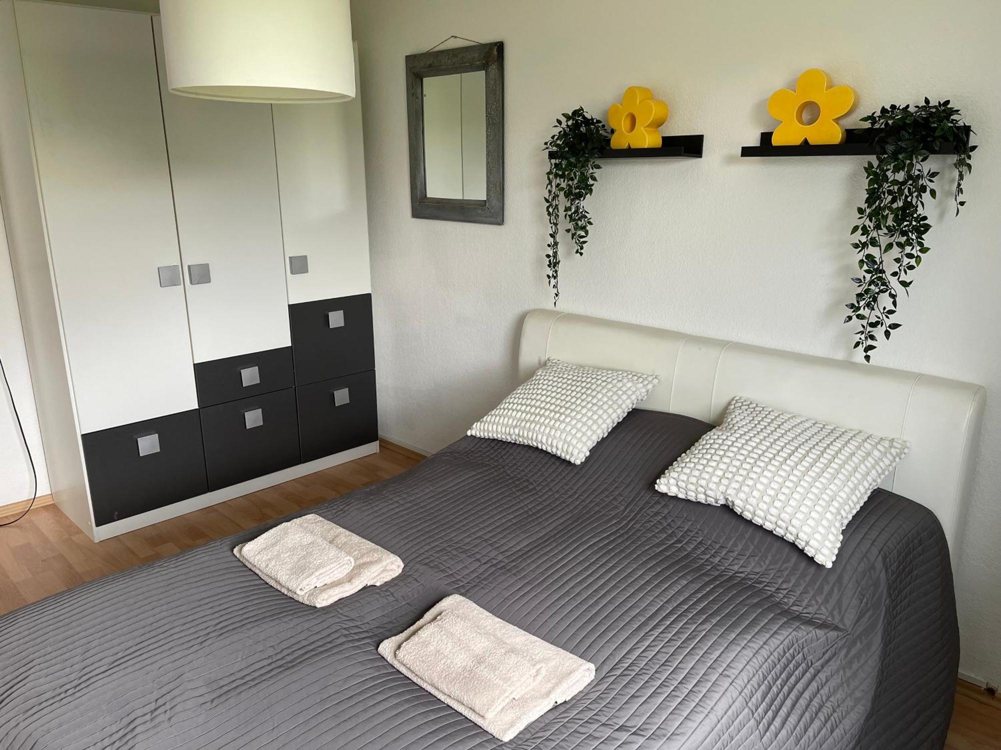 Me Homes - Grosse Moderne Designer-Wohnung Fuer Urlaub Und Business - Mit Kueche, Buero, Balkon Und 2 Parkplaetzen Bayreuth Esterno foto