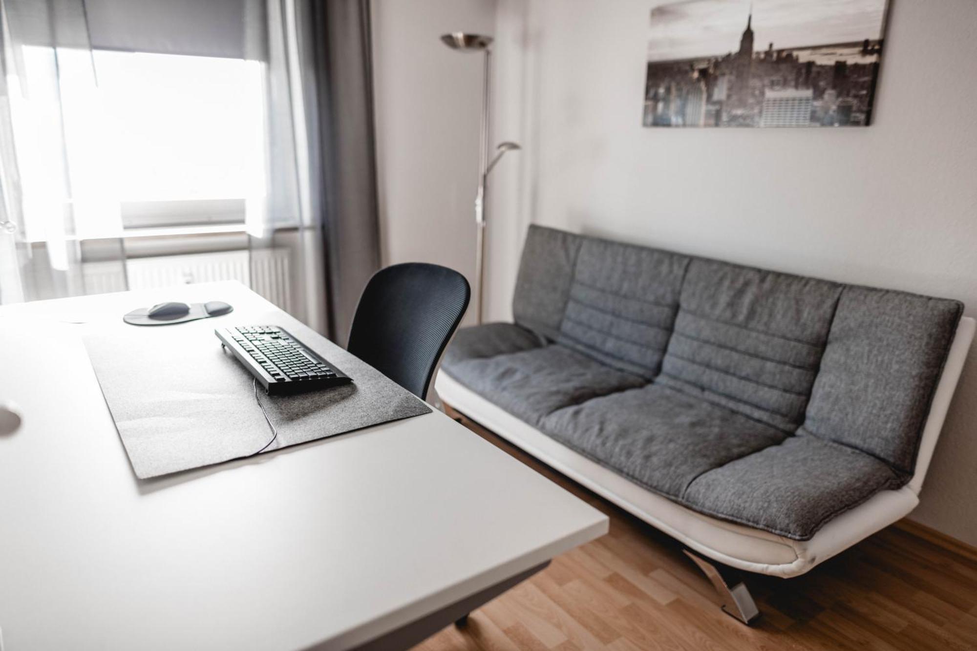 Me Homes - Grosse Moderne Designer-Wohnung Fuer Urlaub Und Business - Mit Kueche, Buero, Balkon Und 2 Parkplaetzen Bayreuth Esterno foto